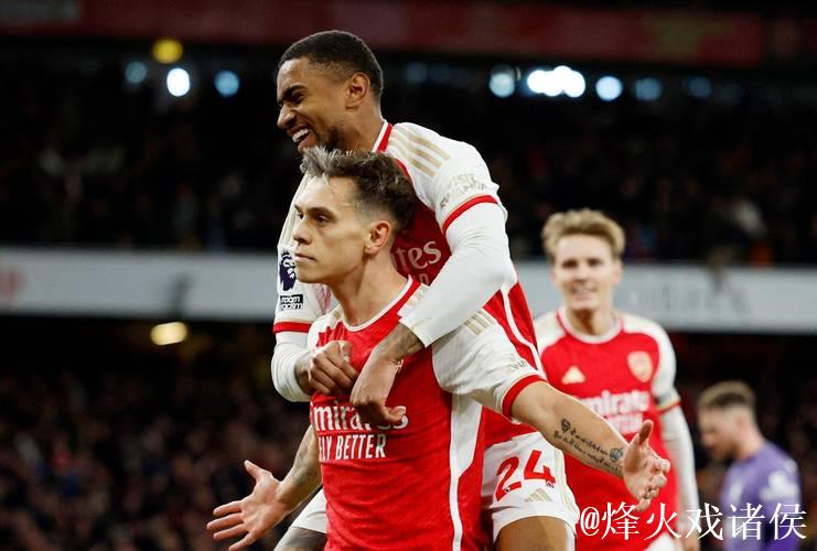 BBC:阿森纳中卫本-怀特腿筋受伤,初步预后缺席4-6周的时间 BBC:阿森纳中卫本-怀特腿筋受伤,初步预后缺席4-6周的时间