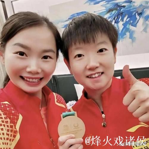 姐妹情深！孙颖莎离队返回北京治疗脚伤，何卓佳一人陪同贴心照顾